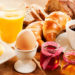 Ein gesundes Frühstück ist ein guter Start in den Tag. Viele Menschen genießen morgens ein Brötchen mit Marmelade und einen frischen Kaffee. Forscher untersuchten jetzt die Auswirkungen des Frühstücks auf unser Gewicht. (Bild: exclusive-design/fotolia.com)