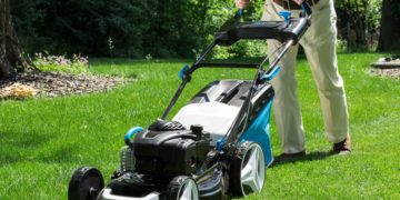 Gartenarbeit wie beispielsweise umgraben oder rasenmähen, verschönert nicht nur den Garten, auch unsere Gesundheit wird positiv davon betroffen. Durch wöchentlich etwas Arbeit im Garten, können wir uns vor einigen Erkrankungen schützen und unser Wohlbefinden verbessern. (Bild: Photographee.eu/fotolia.com)