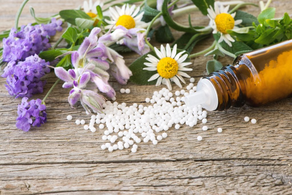 Homöopathie gehört nach AUffassung der Kritiker nicht zur Medizin, sondern zum religiösen Denken wie Astrologie, Zauberei oder christliche Heilige. Im Alltag vieler Ärzte und Heilpraktiker werden die homöopathischen Mittel jedoch durchaus erfolgreich eingesetzt. (Bild: Sonja Birkelbach/fotolia.com)