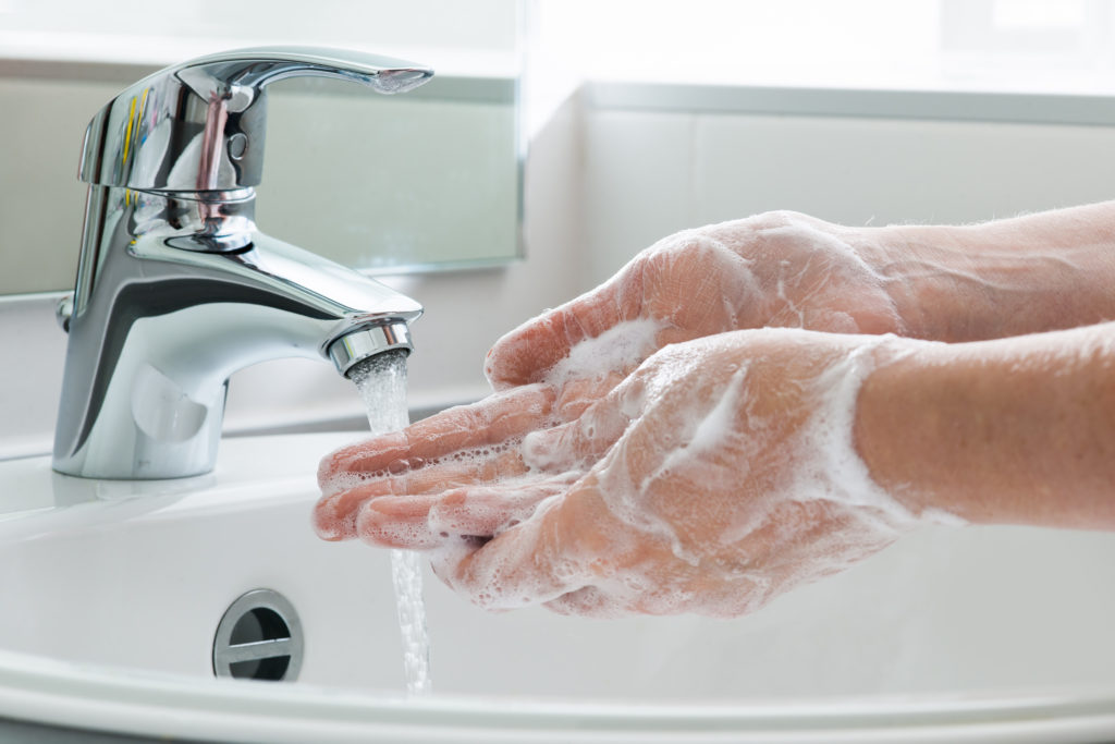 Nur durch gründliches Händewaschen können Krankheitserreger von der Haut gelöst werden. (Bild: Alexander Raths/fotolia.com) 