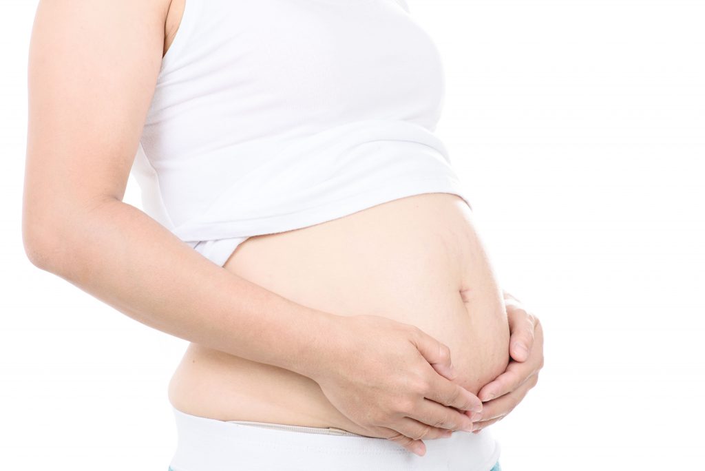 Juckreiz des Intimbereichs in der Schwangerschaft sollte in jedem Fall ärztlich abgeklärt werden. (Bild: TinPong/fotolia.com)