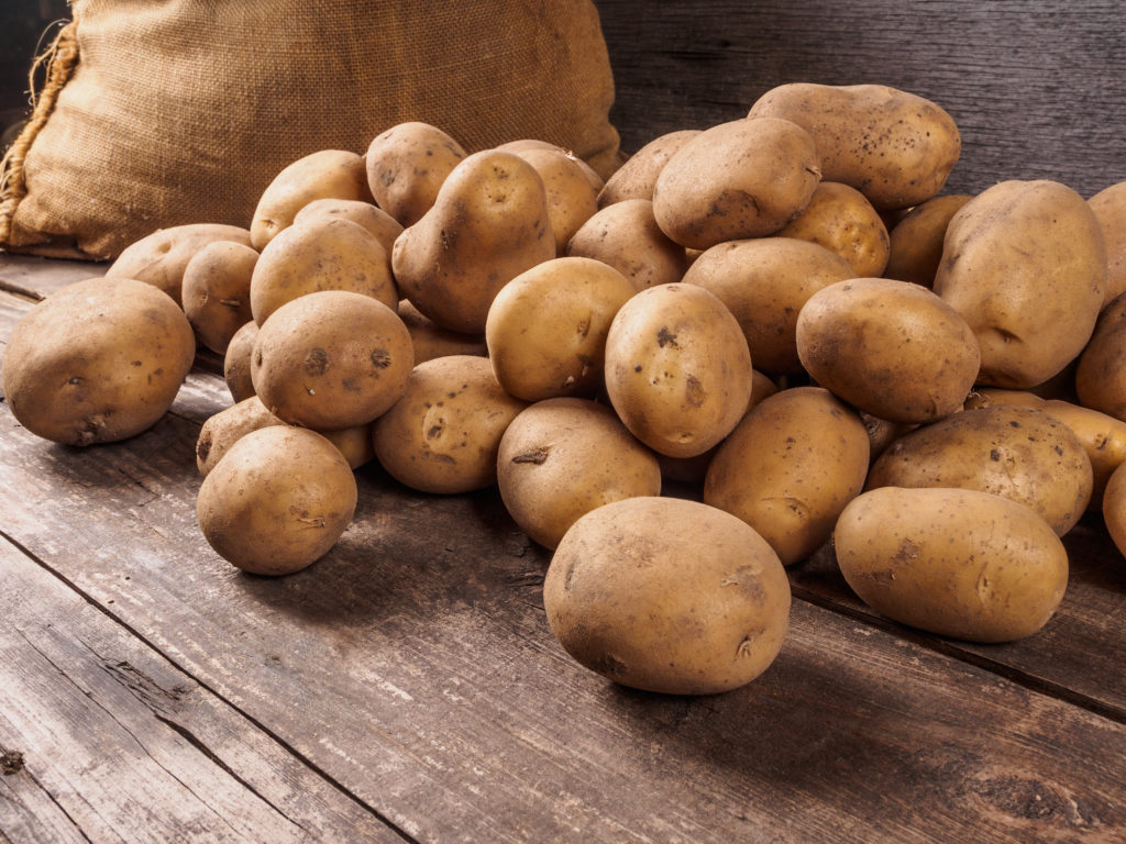 Kartoffeln gehören schon seit langer Zeit zu unseren Grundnahrungsmitteln. Die Knollen lassen sich auf viele verschiedene Arten verarbeiten und zubereiten. So bietet auch eine Nahrung reich an Kartoffeln trotzdem genügend Abwechslung. Allerdings scheint diese Art der Ernährung negative Folgen für unseren Blutdruck zu haben. (Bild: dmitriygut/fotolia.com) 