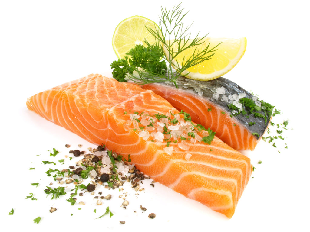 Lachs gilt als sehr gesund. Doch offenbar sind viele Zuchtlachs-Produkte aus dem Supermarkt mit Chemikalien belastet. (Bild: ExQuisine/fotolia.com) 