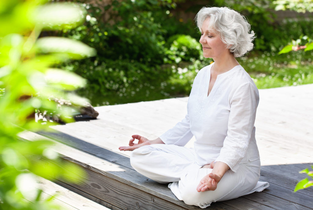 Yoga und Aquafit wirken sich positiv auf verschiedene Symptome der Multiplen Sklerose aus. Patientinnen leiden dadurch weniger an Müdigkeit und Depressivität. (Bild: jd-photodesign/fotolia.com)