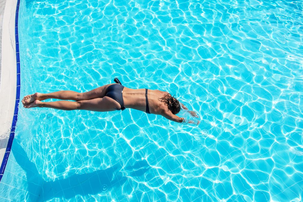 Aus den USA wird über den Fall einer jungen Frau berichtet, die nach einer Meningitis verstarb. Die 21-Jährige hatte sich die Hirnhautentzündung offenbar beim Baden in einem Pool zugezogen. (Bild: volff/fotolia.com)