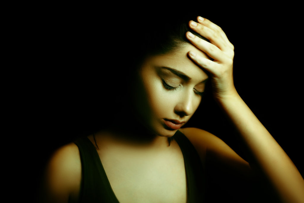 Ein schmales Spektrum grünen Lichts kann die Kopfschmerzen bei Migräne-Patienten lindern. (Bild: dundanim/fotolia.com)