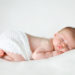 Im Durchschnitt wiegt ein Neugeborenes bei der Geburt rund 3,5 Kilogramm. Ein Baby in Australien brachte nun jedoch fast sechs Kilo auf die Waage. (Bild: Ramona Heim/fotolia.com)