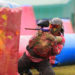 Bein Paintball handelt es sich um einen taktischen Teamsport. Die Teilnehmer versuchen sich dabei mit Farbkugeln zu markieren. Diese werden dafür aus speziellen Markierern geschossen. (Bild: tor1d/fotolia.com)
