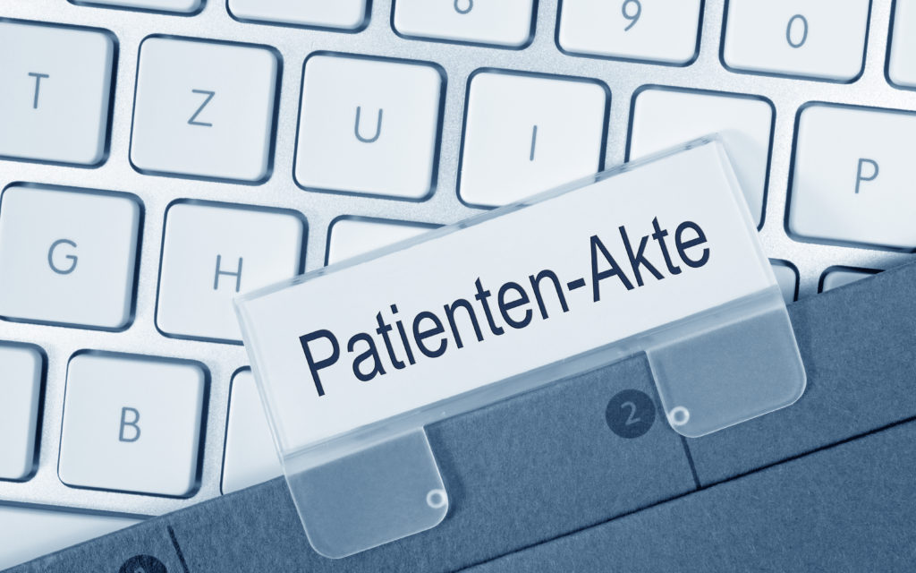 Google hat jetzt das Recht, 1,6 Millionen britische Patientenakten einzusehen und deren Daten für die Entwicklung einer App zu nutzen. Kritiker fürchten dabei um die Privatsphäre und den Datenschutz. (Bild: DOC RABE Media/fotolia.com)