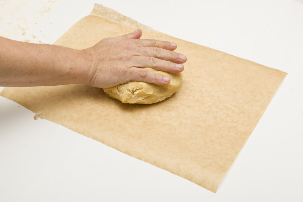 Perfluoroktansäure kann aus der Beschichtung von Backpapier in Lebensmittel übergehen und möglicherweise ein Gesundheitsrisiko darstellen. (Bild: mika/otolia.com)