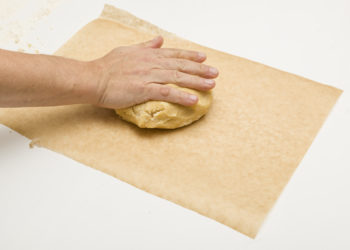 Perfluoroktansäure kann aus der Beschichtung von Backpapier in Lebensmittel übergehen und möglicherweise ein Gesundheitsrisiko darstellen. (Bild: mika/otolia.com)