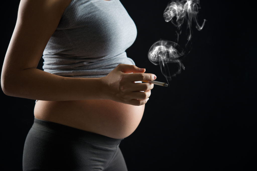 Rauchen in der Schwangerschaft gefährdet die psychische Gesundheit des Nachwuchses. Das Risiko einer Schizophrenie wird durch die pränatale Nikotin-Exposition deutlich erhöht. (Bild: wong yu liang/fotolia.com)