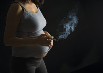 Schwangere Frauen sollten keinesfalls rauchen, so schützen sie ihre ungebohrenen Kinder vor schwerwiegenden Erkrankungen von Körper und Geist. (Bild: wong yu liang/fotolia.com)