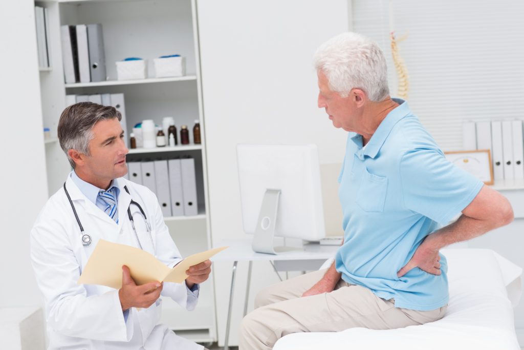 Viele ältere Menschen leiden unter Rückenschmerzen infolge degenerativer Veränderungen der Wirbelsäule. (Bild: WavebreakMediaMicro/fotolia.com)