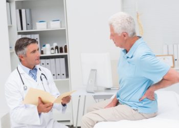 Viele ältere Menschen leiden unter Rückenschmerzen infolge degenerativer Veränderungen der Wirbelsäule. (Bild: WavebreakMediaMicro/fotolia.com)