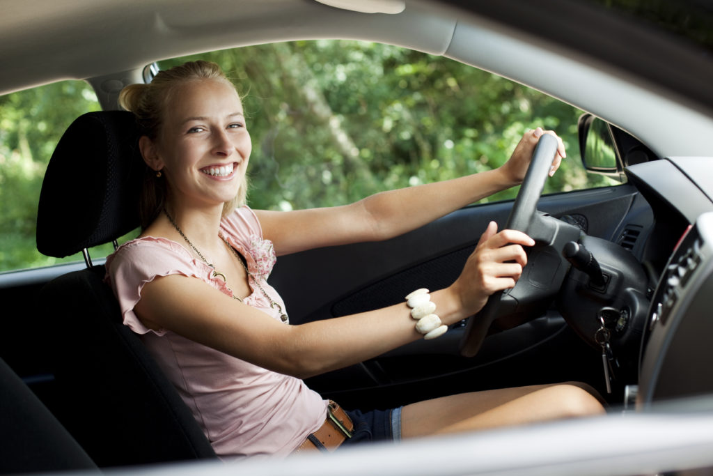 Einige Menschen verbringen viel Zeit in ihrem Auto. Gerade im Sommer setzen wir damit unsere Haut einer langen Sonneneinstrahlung aus. Aber wie gut ist eigentlich der Schutz unserer Autoscheiben vor UV Strahlen? (Bild: contrastwerkstatt/fotolia.com) 