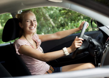 Junge Frau fährt mit dem Auto