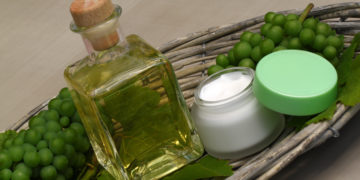 Traubenkernöl gibt vielen Gerichten eine besondere Note, gilt aber ebenso als wirksames Anti-Aging-Mittel. (Bild: racamani/stock.adobe.com)