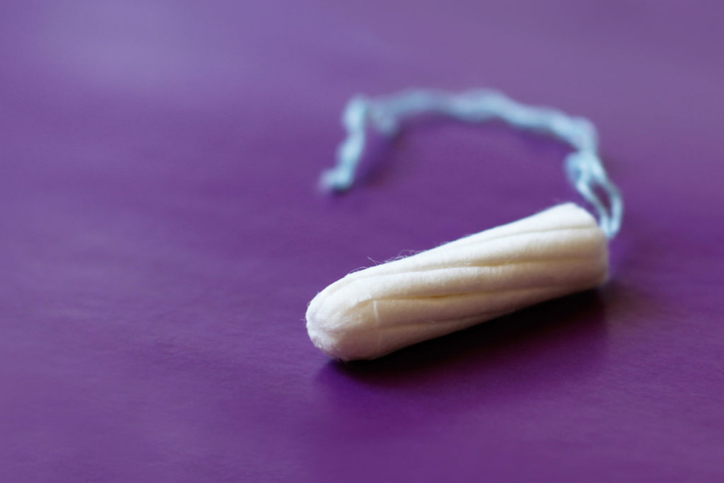 Frauen sollten während ihrer Periode Tampons regelmäßig wechseln, da sonst gesundheitliche Gefahren drohen. Eine neue Erfindung aus den USA soll es möglich machen, per App zu melden, wenn ein Tampon vollgesogen ist. (Bild: kellyreekolibry/fotolia.com)