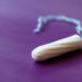 Eine junge US-Amerikanerin schwebte wegen eines Bio-Tampons in Lebensgefahr. Sie hatte sich durch den Hygieneartikel eine gefährliche Infektion zugezogen. (Bild: kellyreekolibry/fotolia.com)