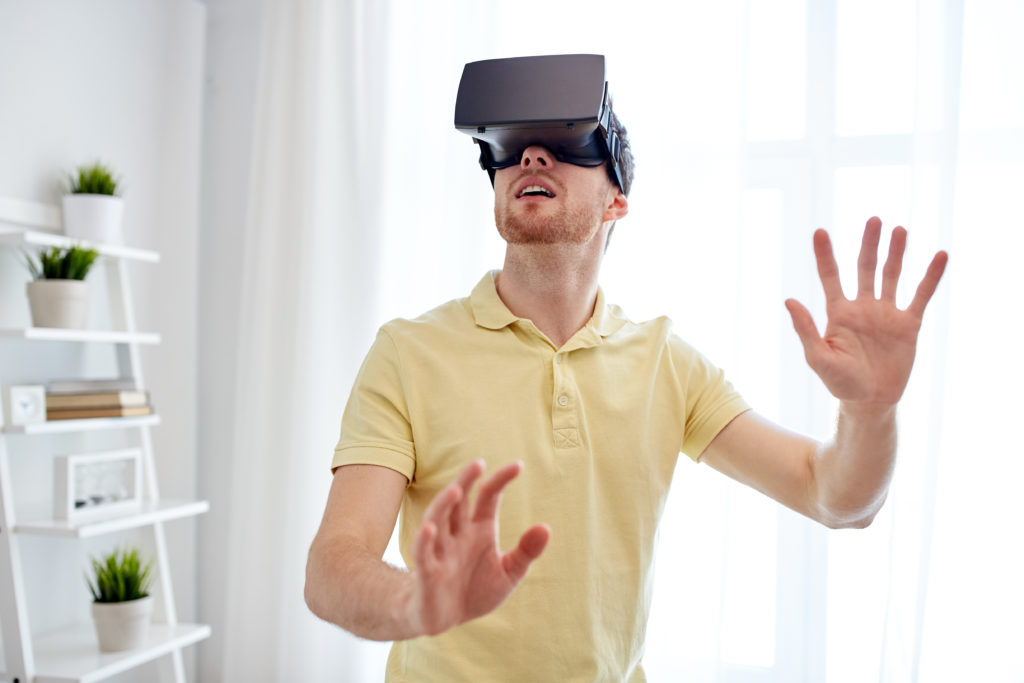 Wissenschaftler fanden jetzt heraus, dass mit der Hilfe von sogenannten Virtual-Reality-Geräten psychische Erkrankungen wie beispeilsweise Paranoia effektiv behandelt werden können. (Bild: Syda Productions/fotolia.com) 