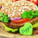 Vegane Burger, Schnitzel und Würstchen liegen im Trend. Doch aus gesundheitlichen Gründen sollten solche Fleischersatzprodukte nicht zu oft auf dem Teller lannden. (Bild: PhotoSG/fotolia.com)