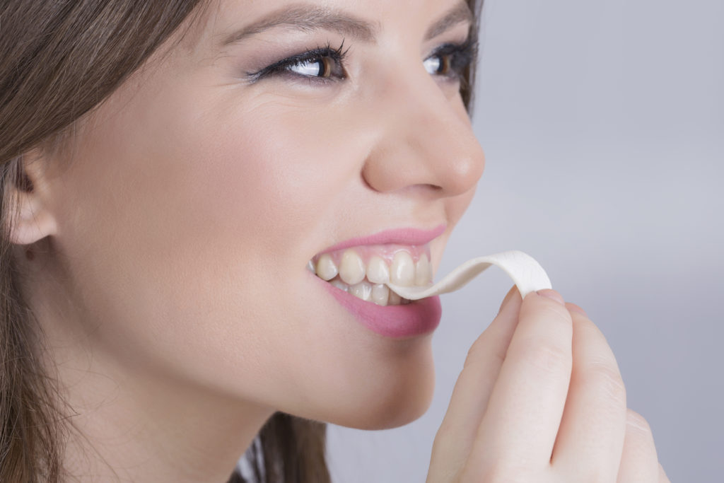Hat man nach einem zuckerhaltigen Essen keine Zahnbürste zur Hand, kann man auch zu einem zuckerfreien Kaugummi greifen, um die Zähne zu schützen. (Bild: dexailo/fotolia.com)