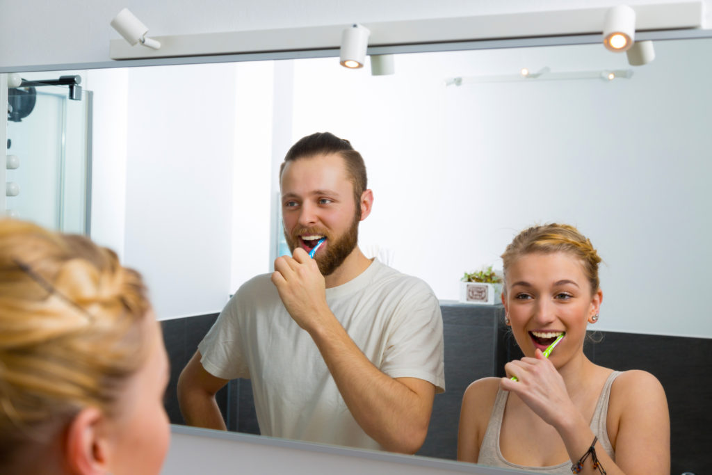 Mindestens zweimal am Tag sollte man sich die Zähne putzen, um Karies und Parodontitis vorzubeugen. Besonders wichtig ist das Putzen vor dem Schlafengehen. (Bild: tournee/fotolia.com)
