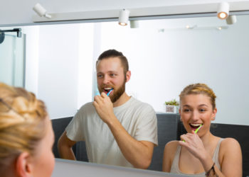 Regelmäßiges Zähneputzen ist wichtig, um sich vor Karies zu schützen. Wissenschaftler haben jetzt jedoch festgestellt, dass auch Gendefekte im Zahnschmelz die Bildung von Karies begünstigen können.(Bild: tournee/fotolia.com)