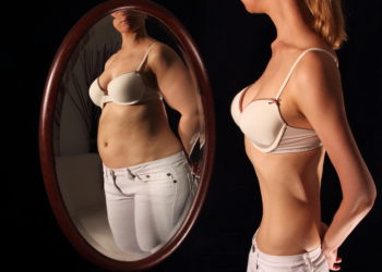 Falsches Selbstbild: Magersüchtige sehen sich im Spiegel "dick", obwohl sie objektiv stark abgemagert sind. Das Selbstbild ist gestört. Bild: RioPatuca Images - fotolia