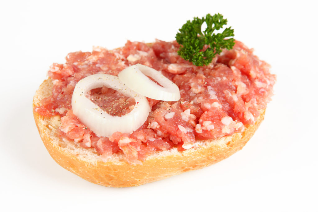 Ein einziges Mettbrötchen kann eine schwere Lebererkrankung auslösen. Bild: Andre Bonn - fotolia