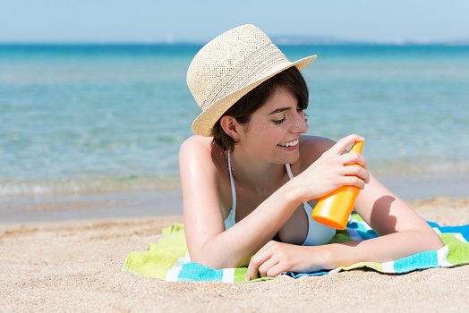 Richtiger Sonnenschutz ist am Strand besonders wichtig. (Bild: contrastwerkstatt/fotolia.com)