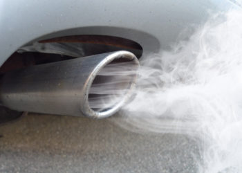 Autos und Kraftwerke verunreinigen die Luft mit ihren Abgasen. Dadurch können gesundheitliche Probleme entstehen, wie beispielsweise Bluthochdruck. (Bild: fotohansel/fotolia.com)