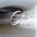 Autos und Kraftwerke verunreinigen die Luft mit ihren Abgasen. Dadurch können gesundheitliche Probleme entstehen, wie beispielsweise Bluthochdruck. (Bild: fotohansel/fotolia.com)