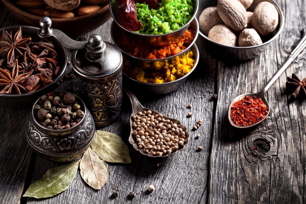 Ayurveda erfreut sich in westlichen Ländern vor allem zu Wellness-Zwecken wachsender Beliebtheit. Doch die alte indische Heilkunst kann mehr. Mit ayurvedischen Heilpflanzen lassen sich zahlreiche Krankheiten behandeln. (Bild: byheaven/fotolia.com)