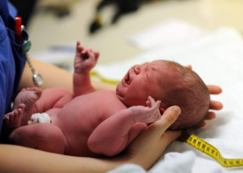 Das Kinderhilfswerk UNICEF weist in einem aktuellen Bericht zur Neugeborenensterblichkeit darauf hin, dass weltweit noch immer alarmierend viele Babys aus vermeidbaren Gründen sterben. (Bild: bevisphoto/fotolia.com)