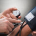 Nicht nur zu hoher, sondern auch zu niedriger Blutdruck erhöht das Herz-Kreislauf-Risiko. Experten plädieren für die Festlegung einer Untergrenze für die Blutdruckwerte. (Bild: Andrey Popov/fotolia.com)