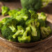 Brokkoli schmeckt gut und ist gesund. Forscher entdeckten jetzt Gene im Brokkoli, welche die Anhäufung von phenolischen Verbindungen in dem Gemüse steuern. Nun versuchen Experten neue Züchtungen zu entwickeln, die noch mehr gesundheitliche Vorteile bringen. (Bild: Brent Hofacker/fotolia.com)