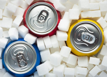 Gesundheitsexperten fordern, dass der Zuckergehalt in herkömmlichen Softdrinks um 50 Prozent gesenkt wird. Die süßen Getränke tragen zur Häufigkeit von Übergewicht und damit verbundenen Krankheiten bei. (Bild: airborne77/fotolia.com)