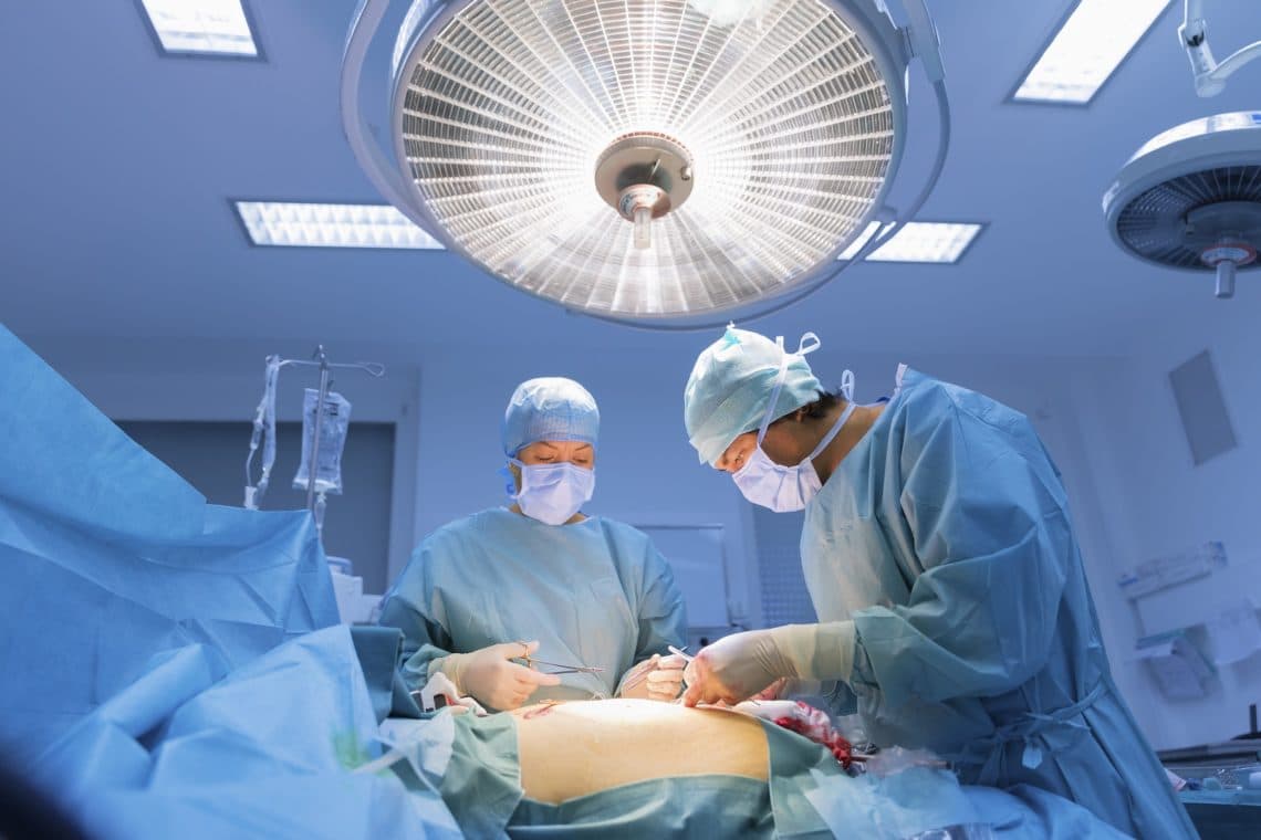Operating theatres. Операционная. Операционный зал хирургия. Хирургическая операция на кишечнике. Операционный зал с врачами.