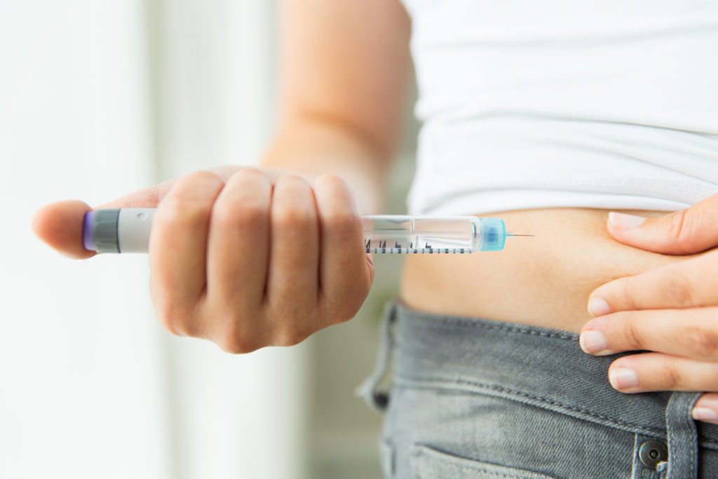 Immer mehr Menschen erkranken an Diabetes. Viele von ihnen müssen sich regelmäßig Insulin spritzen. Schmerzen sollten dabei laut Experten nicht hingenommen werden. (Bild: Syda Productions/fotolia.com)