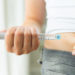 Immer mehr Menschen erkranken an Diabetes. Viele von ihnen müssen sich regelmäßig Insulin spritzen. Schmerzen sollten dabei laut Experten nicht hingenommen werden. (Bild: Syda Productions/fotolia.com)