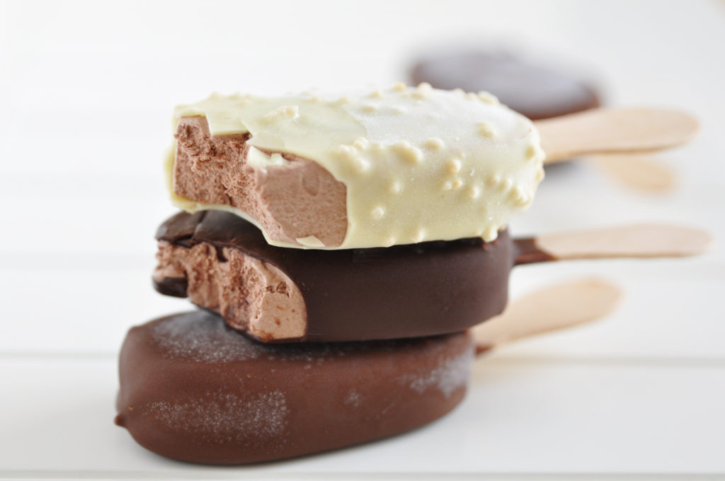 Die Eishersteller DMK ruft sein Produkt „Mini Choc Classic“ der Marke „Gut & Günstig“ zurück. Nach Angaben des Unternehmens hätten Verbraucher Holzstil-Teile im Eis gefunden. (Bild: A_Lein/fotolia.com)