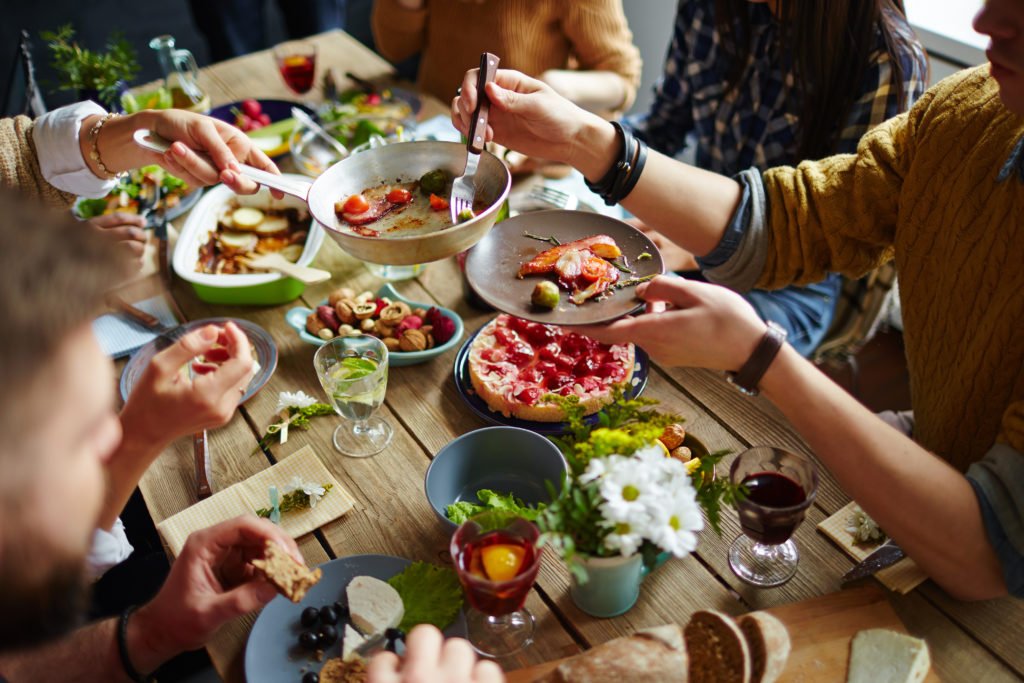 Es ist nicht nur wichtig nicht zu viel zu essen, sondern auch seine Mahlzeiten regelmäßig zu sich zu nehmen. Aus diesem Grund sind besonders geregelte Mahlzeiten mit der ganzen Familie wichtig, um dadurch gesunde Essgewohnheiten an unsere Kinder weiterzugeben. (Bild: pressmaster/fotolia.com)