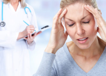 Wenn Menschen unter Migräne leiden, sind die Schmerzen meist unerträglich. Noch schlimmer können allerdings die Auswirkungen von Migräne auf unser späteres Leben sein. Frauen mit Migräne haben eine erhöhtes Risiko für die Entstehung von Herzinfarkten und Schlaganfällen. (Bild: Kurhan/fotolia.com)