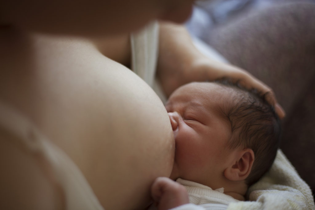 Bei frühgeborenen Babys ist die Herzentwicklung oft beeinträchtigt, was auch Beschwerden im Erwachsenenalter mit sich bringen kann. Muttermilch wirkt hier möglichen Beeinträchtigungen entgegen. (Bild: tiagozr/fotolia.com)