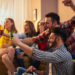 Viele Fußballfans werden beim WM-Gucken auf ungesunde Snacks zurückgreifen. Gesundheitsexperten wissen, wie lange man Sport treiben muss, um die Kalorien eines Fast-Food-Menüs wieder abzutrainieren. (Bild: bernardbodo/fotolia.com)