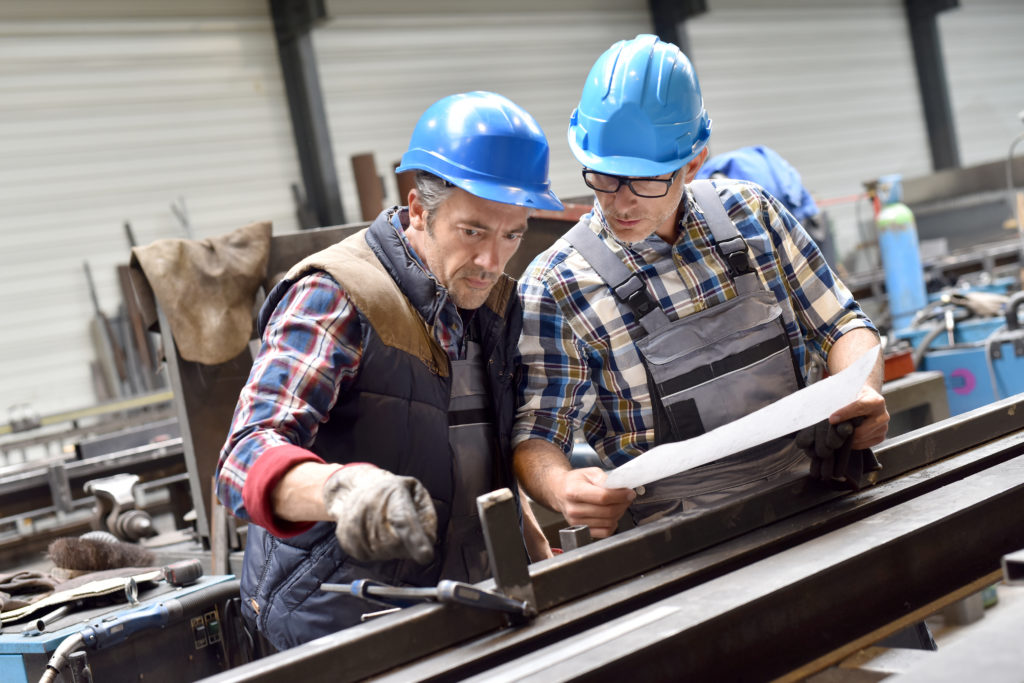 Gibt es Unterschiede in der Effektivität, wenn Frauen und Männer zusammenarbeiten? Wissenschaftler fanden heraus, dass bei Männern und Frauen während der Arbeit verschiedene Hirnareale aktiviert werden. Dadurch kann tatsächlich die Zusammenarbeit erschwert werden. (Bild: goodluz/fotolia.com)