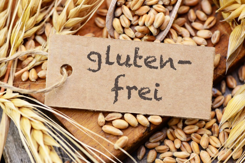 Menschen, die an Zöliakie leiden, müssen sich konsequent glutenfrei ernähren. Ein bestimmtes Symbol auf Lebensmitteln zeigt Betroffenen, dass die Ware glutenfrei ist. (Bild: photocrew/fotolia.com)