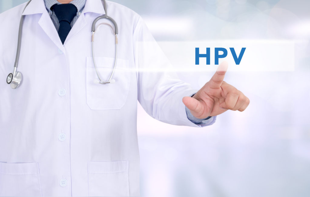 Die meist beim Sex übertragenen Humanen Papillomviren können unter anderem Gebärmutterhalskrebs verursachen. Die HPV-Impfung ist aber nicht nur für Mädchen sinnvoll. Auch Jungen können davon profitieren. (Bild: adiruch na chiangmai/fotolia.com)